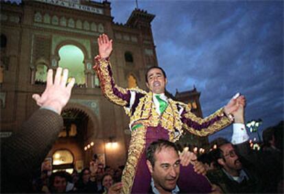 Triunfal salida por la puerta grande de Luis Francisco Esplá, tras una gran tarde de toros.