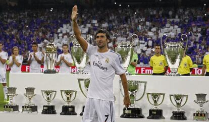 El '7' posa con todos los títulos que ganó con el Madrid: 6 Ligas, 4 Supercopas de España, 3 Copas de Europa, 2 Intercontinentales y 1 Supercopa de Europa.