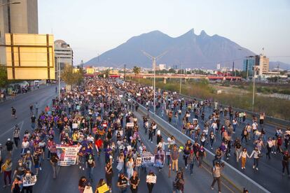 La marcha en protesta por el homicidio de Debanhi Escobar avanza por una de las principales avenidas de Monterrey.