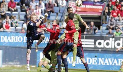 Alberto, portero del Sporting, salvó a su equipo en Pamplona. 