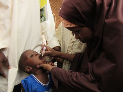 La vacunadora Muria Shehu inmuniza contra la polio al pequeño Misbau durante la campaña nacional del pasado mes de abril en la localidad de Dambatta, estado de Kano.