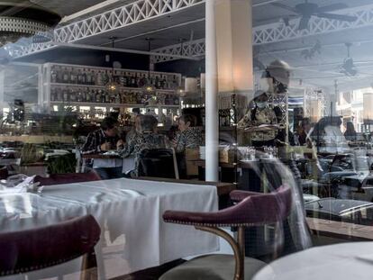 Terraza e interior de un restaurante