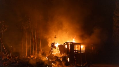 El fuego avanzaba sobre una casa, en Pacific Palisades, durante los incendios que azotaron la región de California en enero.