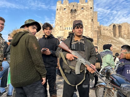 Jvenes milicianos rebeldes celebran su victoria con una visita a la Ciudadela de Alepo. El de la derecha particip en la ofensiva rebelde y lleg hasta Damasco, ahora han vuelto a Alepo pero slo como turistas, dicen.