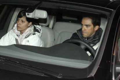 Alberto Contador y su esposa llegan a su casa de Pinto ayer por la noche.