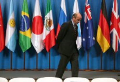 El ministro de Econom&iacute;a, Luis de Guindos, llega a la reuni&oacute;n de los ministros de Finanzas y los gobernadores de los bancos centrales del G20.