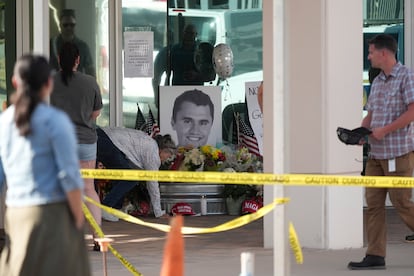 Homenaje improvisado al activista conservador Charlie Kirk en la sede de su organización juvenil Turning Point USA