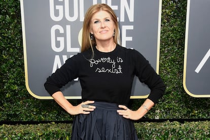 Defendiendo un mensaje político en forma de camiseta

Connie Britton, conocida por su papel en la serie 9-1-1-, eligió una camiseta con mensaje político ("la probreza es sexista") de la firma Lingua Franca y falda de Max Mara. Imposible un mensaje más adecuado en una gala tan activista como la de este año.