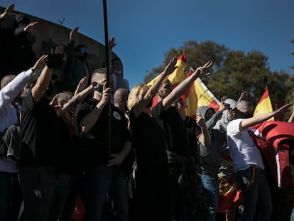 Concentración de la extrema derecha en la plaza de Coln de Barcelona, el 12 de octubre.