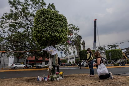 Un grupo de mujeres ofrecen una oración en un altar improvisado en la zona donde ocurrió el accidente de la linea 12 del metro en Ciudad de México el día 05 de mayo de 2021. Los trabajo y peritajes continuan en la zona, sin que hasta el momento las autoridades hayan anunciado alguna acción extraordinaria a lo ya mencionado. A la par, los familiares entierran a sus difuntos que fallecieron en el accidente. 