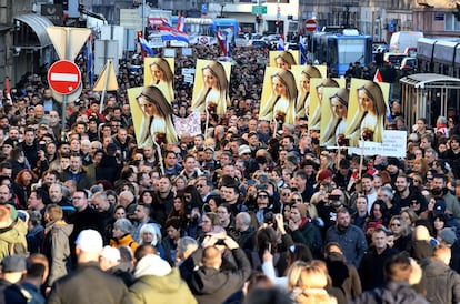 Marcha en el centro de Zagreb para protestar por restricciones, este sábado. 