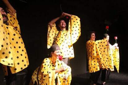 'Tipical Ispanis. La decalogía de la Copla.Danzateatro en un irónico cabaret casposo'