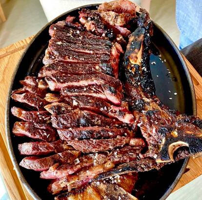 Chuletón de buey de los Valles del Esla a la brasa en el restaurante Marcela, Brasas y Vinos, en León. J.C. CAPEL