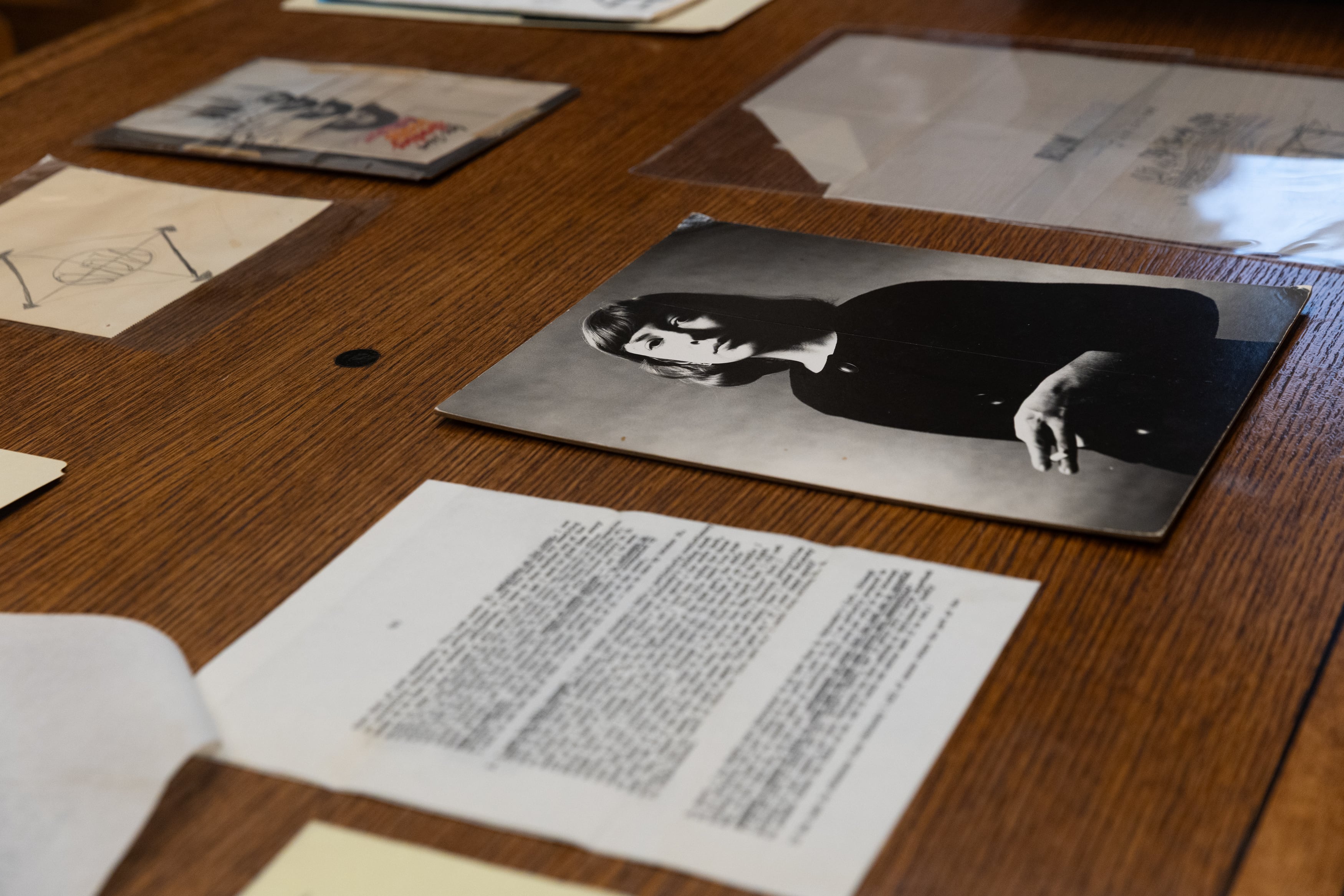 Papeles e imágenes del archivo de Joan Didion y John Gregory Dunne, fotografiados el pasado mes de marzo, en la sala de archivos y manuscritos de la Biblioteca Pública de Nueva York.