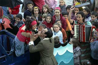 Los actores de Ten Pinpilinpauxa, ayer, rodeados de público infantil durante la representación de <i>Zakarrontzietako abentura</i> en la plaza del Arriaga.