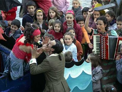 Los actores de Ten Pinpilinpauxa, ayer, rodeados de público infantil durante la representación de <i>Zakarrontzietako abentura</i> en la plaza del Arriaga.