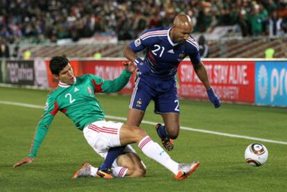 Anelka sufre una falta del mexicano Francisco Rodríguez, en el partido de la segunda jornada.