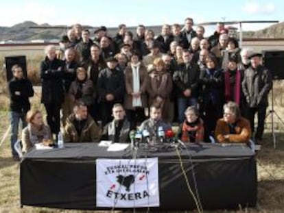 Los concentrados, durante la rueda de prensa que han ofrecido a las puertas de la cárcel de Logroño.