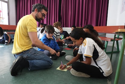 Ángel Perabá y Mar Roldán forman parte de la compañía The Cross Border Project, que realiza actividades teatrales en distintos colegios.