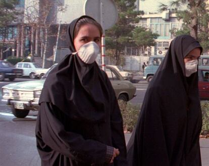Ciudanos iraníes llevan mascarillas por la calle para respirar mejor debido contaminación en el aire