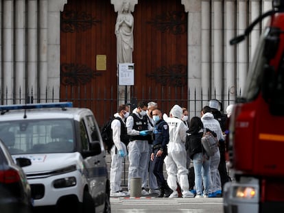 Agentes de la policía francesa tras el atentado en la basílica de Notre Dame, en Niza.