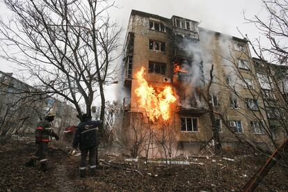 Bomberos trabajan en la extinción del fuego en un edificio de viviendas que ha sido bombardeado cerca de Donetsk (Ucrania).