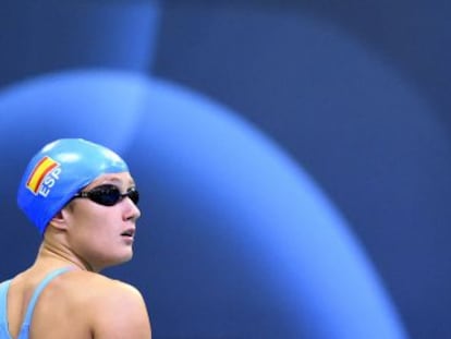 Mireia Belmonte se prepara para competir en los 800m libre.