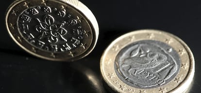 Una imagen muestra dos monedas de euro.