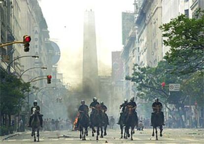 La policía carga a caballo contra los manifestantes en la avenida de Santa Fe, ante el Obelisco.