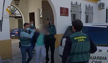 Agentes de la Guardia Civil custodian al detenido por el robo del coche con un menor en la provincia de Málaga este miércoles.