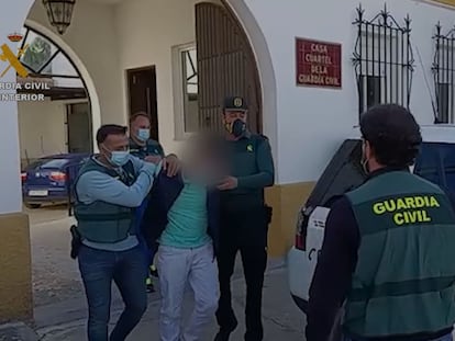 Agentes de la Guardia Civil custodian al detenido por el robo del coche con un menor en la provincia de Málaga este miércoles.