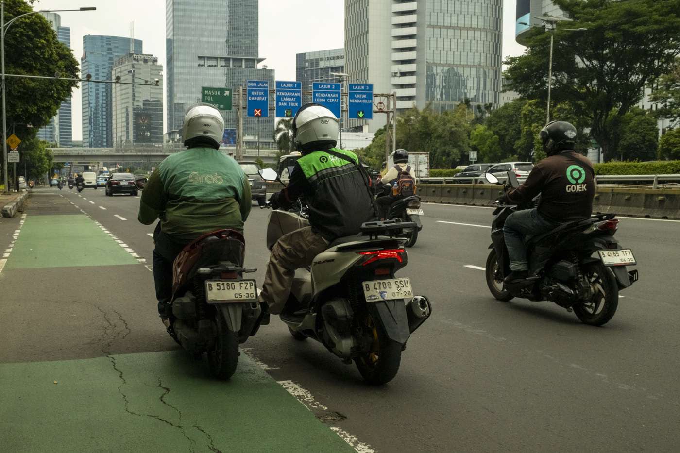 Mototaxistas en las calles de Yakarta en abril de 2026.