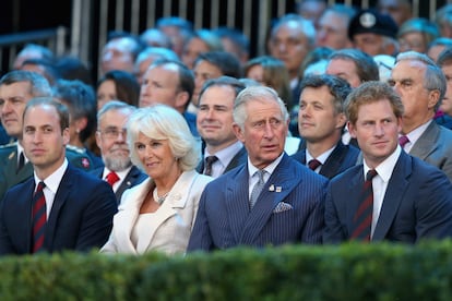 De izquierda a derecha, el príncipe Guillermo, la reina Camila, el rey Carlos III y el príncipe Enrique, el 10 de septiembre de 2014, en la ceremonia de apertura de los Juegos Invictus en Londres (Inglaterra).