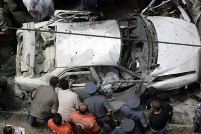 Policías libaneses inspeccionan el coche destruido del periodista Samir Kasir, ayer en Beirut.