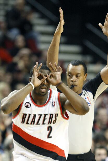 El escolta de los Trail Blazers Wesley Matthews celebra uno de los seis triples anotados contra Philadelphia.