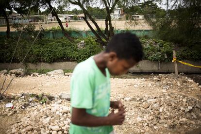 Un niño pasa frente al campo de fútbol usado durante años por las pandillas para pelear. Es frecuente que los grupos aprovechen los días de lluvia para los enfrentamientos, que en ocasiones acaban con muertos.