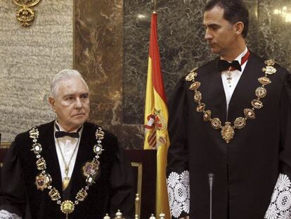 Prince Felipe and Chief Justice Carlos D&iacute;var at Monday&#039;s ceremony.