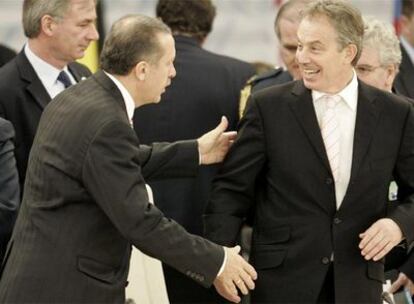 Blair recibe el saludo del presidente de Turquía, hoy en Riga.