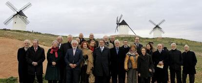 Los académicos de la RAE ante unos molinos de viento en Ciudad Real.