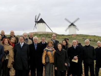 Los académicos de la RAE ante unos molinos de viento en Ciudad Real.