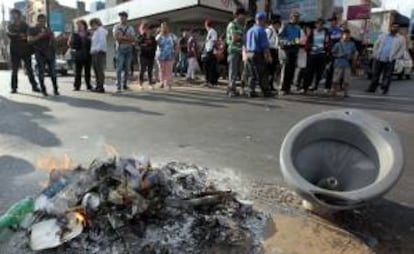 Un grupo de personas cierra una calle este martes 6 de agosto de 2013, en Asuncin.