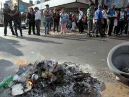 Un grupo de personas cierra una calle este martes 6 de agosto de 2013, en Asunción.