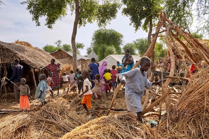 Un niño camina sobre los tejados restantes de las casas destruidas por las inundaciones en el campamento de refugiados de Yusuf Batir en Maban. "Sudán del Sur ya era uno de los países más peligrosos para ser niño, y ahora ha empeorado", dijo Mohamed Ag Ayoya, representante de Unicef en Sudán del Sur.