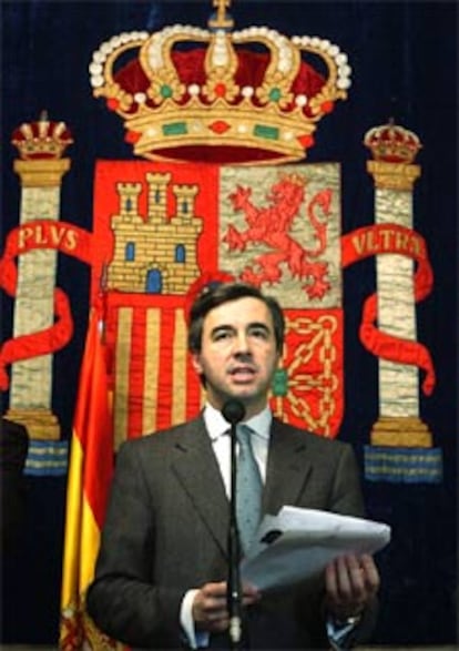 El ministro del Interior en funciones, Ángel Acebes, durante la rueda de prensa.