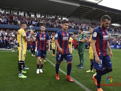 Los jugadores del Nástic le hacen el pasillo a los del Huesca previo al partido.