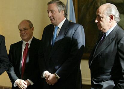 Cuevas (izquierda), Kirchner (centro) y el presidente de la Unión Industrial Argentina, Álvarez Gaiani.