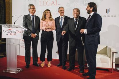 De izquierda a derecha: José Manuel Pumar, director de la oficina de Sevilla de Andersen Tax & Legal; Eloísa Pérez, socio de Pérez Moreno Abogados; Jaime Olleros, socio director de Andersen Tax & Legal en España; Alfonso Pérez Moreno, socio fundador de Pérez Moreno Abogados; y Antonio Alfonso Pérez, socio de Pérez Moreno Abogados.