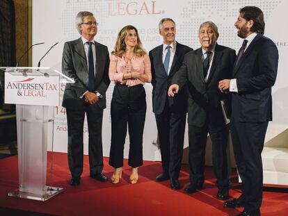 De izquierda a derecha: José Manuel Pumar, director de la oficina de Sevilla de Andersen Tax & Legal; Eloísa Pérez, socio de Pérez Moreno Abogados; Jaime Olleros, socio director de Andersen Tax & Legal en España; Alfonso Pérez Moreno, socio fundador de Pérez Moreno Abogados; y Antonio Alfonso Pérez, socio de Pérez Moreno Abogados.