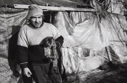 Nöel Perros delante de su casa, en Cornillon (1994).
