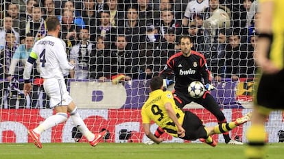 Diego López detiene el disparo de Lewandowski ante Sergio Ramos.